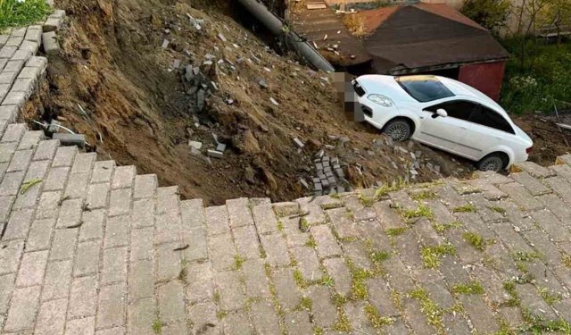 Çöken duvarla birlikte otomobil okul bahçesine düştü