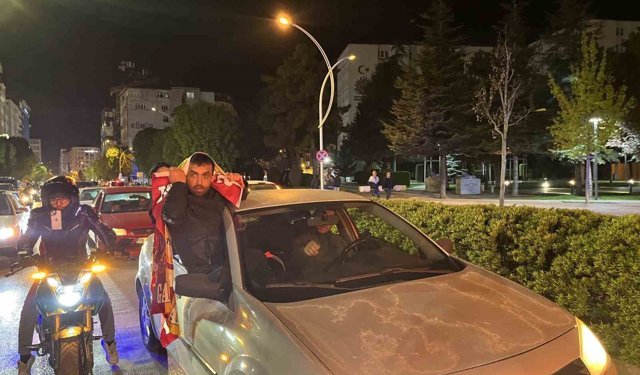 Çorum'da Galatasaray taraftarları derbi galibiyetini kutladı