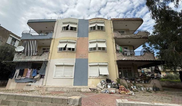 Daire içerisinde ve bahçede biriktirilen çöpler vatandaşı isyan ettirdi