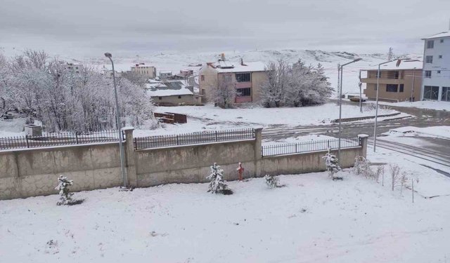 Demirözü'nde nisan sürprizi: İlçe beyaza büründü