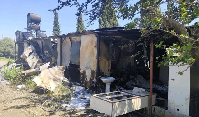 Depremzede ailenin yaşadığı 2 konteyner alevlere teslim oldu