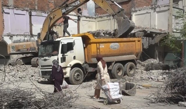 Diyarbakır'da ağır hasarlı bina yıkılırken yandaki sağlam bina da hasar aldı