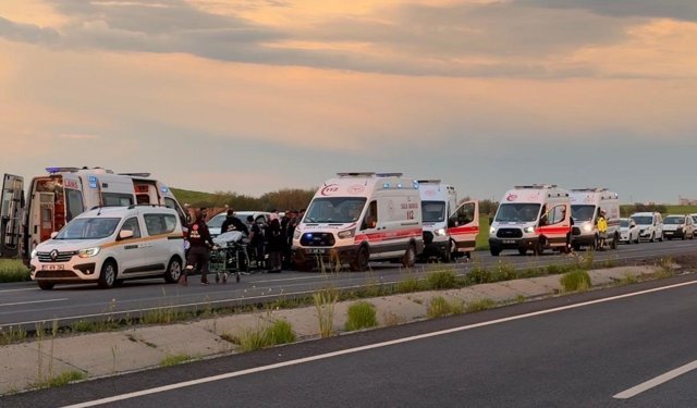Diyarbakır'da faciadan dönüldü: Takla atan araçtaki 10 kişi yaralandı