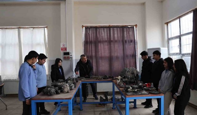 Diyarbakır'da kız ve erkek öğrenciler aldıkları eğitimlerle otomotiv sektörüne giriyor