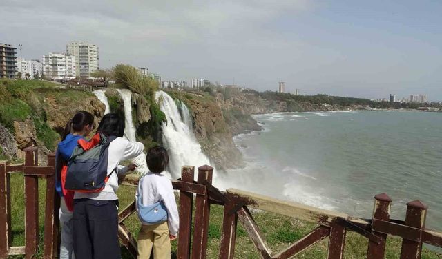Dünyaca ünlü şelale, yağmur sonrası denizi kahverengiye bürüdü