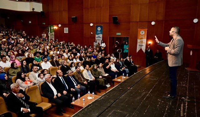 'Duyulmayan çocuk, yorgun anne-baba, kaybolan iletişim' konferansına yoğun ilgi
