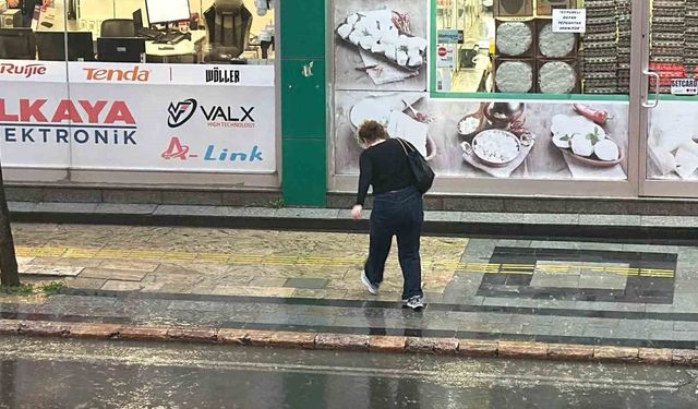 Düzce'de sağanak yağış vatandaşları hazırlıksız yakaladı