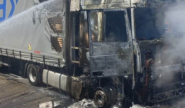 Edirne'de kereste yüklü tır yandı