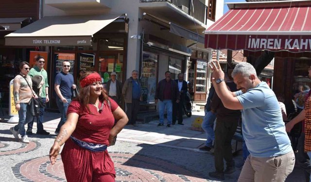 Edirne'de turistler romanların kakava davetine ortak oldu
