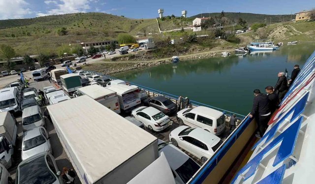 Elazığ-Pertek feribotunda metrelerce kuyruk oluştu