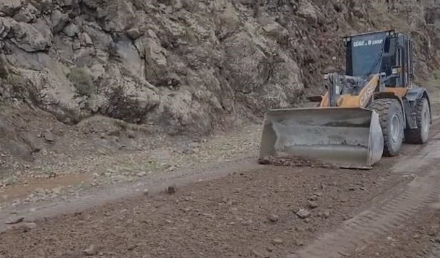 Elazığ'da heyelan nedeniyle kapanan köy yolu yeniden ulaşıma açıldı