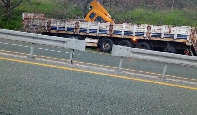 Elazığ'da tır yoldan çıktı: 1 yaralı