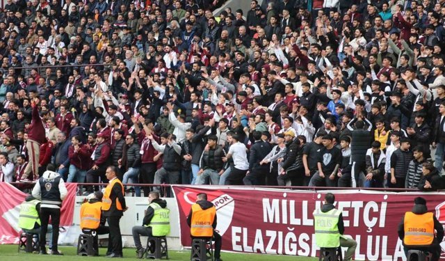 Elazığspor taraftarından polislere çiçek