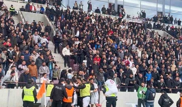 Elazığsporlu futbolcu gol sevincini polisle yaşadı