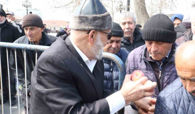 'Elmacı Dede' şehit polislerin hayrına elma dağıttı