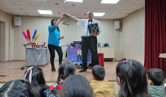 Emekli polis memuru memleketinde öğrencilere sihirbaz gösterisiyle unutulmaz anlar yaşattı