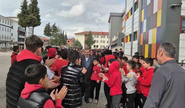 Emekliye ayrılan öğretmene 'Hatıran Yeter' şarkısı ile duygusal veda