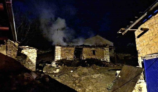 Emet'te samanlık ve ahır yangını korkuttu