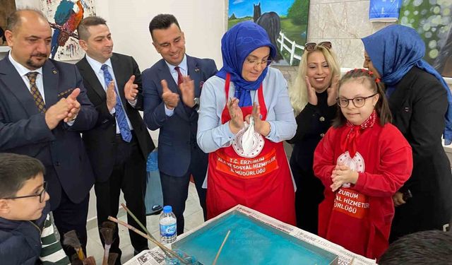 Erzurum'da otizm farkındalığı için mavi balonlar gökyüzüne bırakıldı