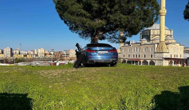 Esenler'de otomobil kamyonete çarptı: 6 yaralı