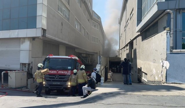 Esenyurt'ta korkutan yangın: Tekstil fabrikası alev alev yandı