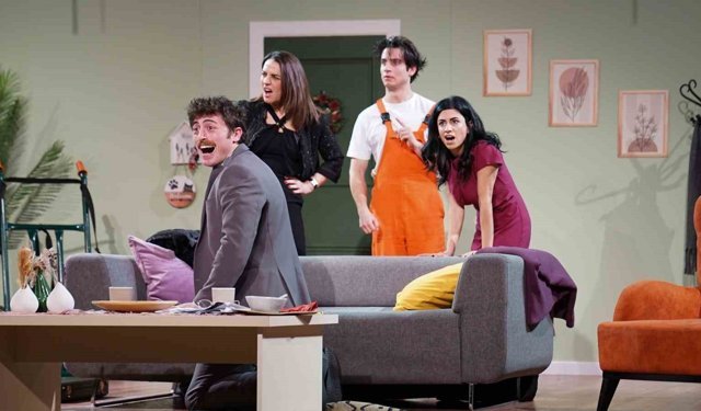 Esenyurt'ta 'Sara'yı Evlendirmek' oyunu izleyiciden tam not aldı