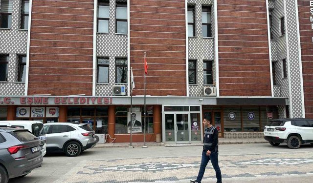 Eşme Belediyesi'ne yönelik 'irtikap' soruşturması kapsamında Başkan Tozan, eşi ve 3 şüpheli gözaltına alındı