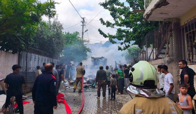 Ev eşyası yüklü pikap alevlere teslim oldu