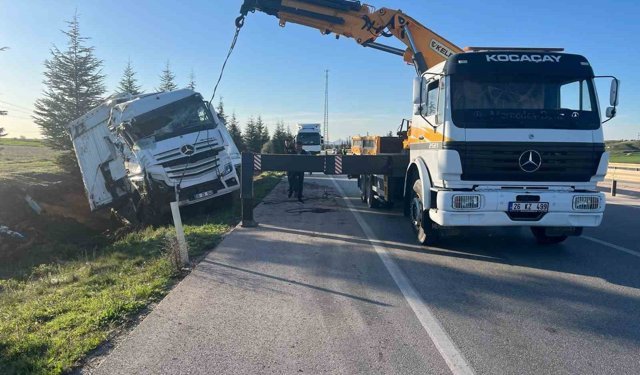 Ev eşyası yüklü tır şarampole devrildi