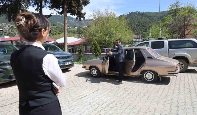 Fekeli gaziden Kaymakam Yılmaz'a, Ferdi Tayfur'un 'Hatıran Yeter' şarkısıyla teşekkür