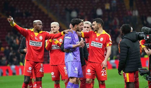 Galatasaraylı taraftarlardan Günay Güvenç'e destek