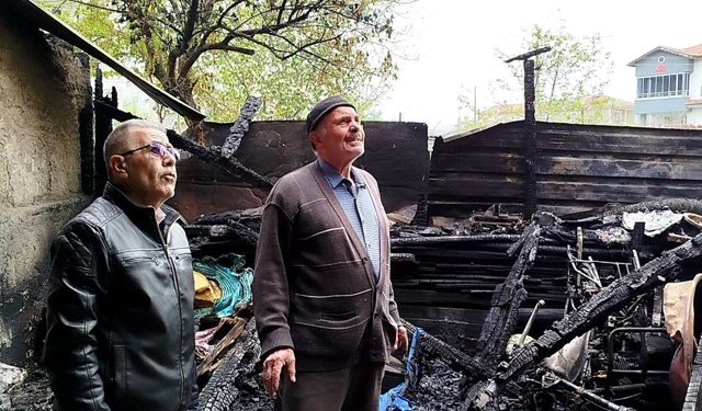 Garajda alevlere teslim olan 2 araç ve motosiklet kullanılmaz hale geldi