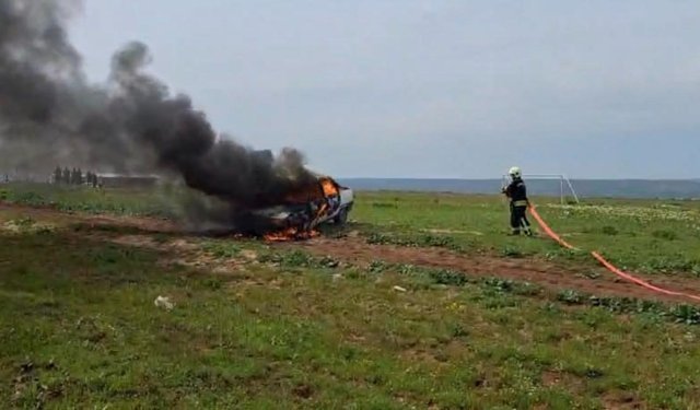 Gaz kaçağı bulunan otomobil alevlere teslim oldu