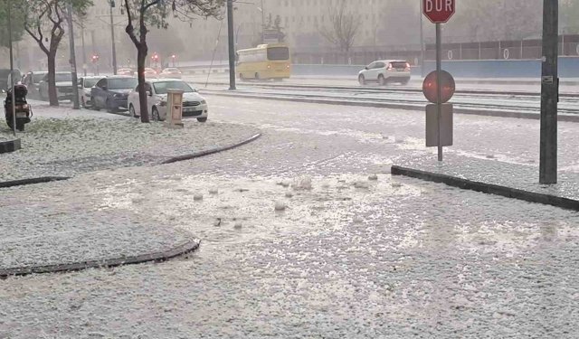 Gaziantep'te ceviz büyüklüğünde dolu yağdı