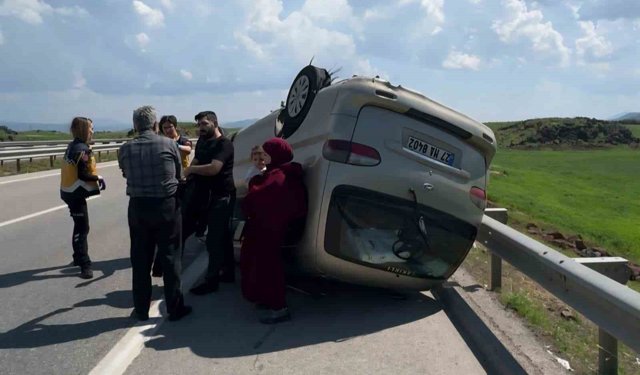 Gaziantep'te lastiği patlayan minibüs takla attı