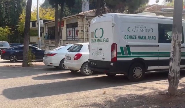 Gaziantep'te otomobil tıra arkadan çarptı: Baba-oğul hayatını kaybetti