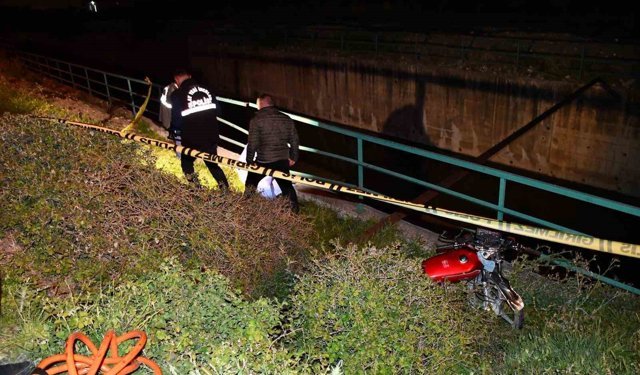 Gece karanlığında şarampole uçan motosikletin 29 yaşındaki sürücüsü öldü