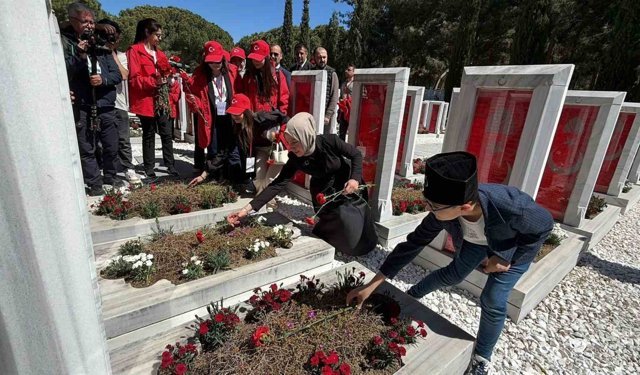 Gençlik ve Spor Bakan Yardımcısı Gürsoy: 'Biz o ruhu diri tuttuğumuz sürece ne bayrak iner ne bu millet geri adım atar'
