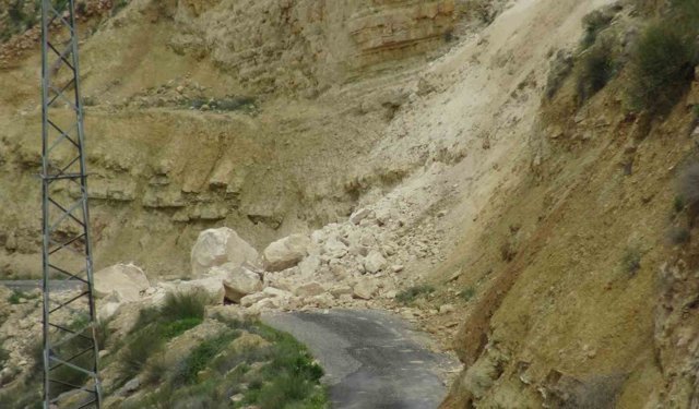 Gercüş'te dev kayalar yolu kapattı