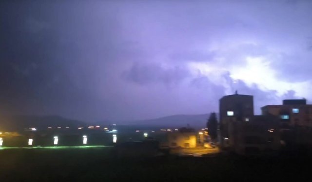 Gercüş'te şimşekler geceyi aydınlattı