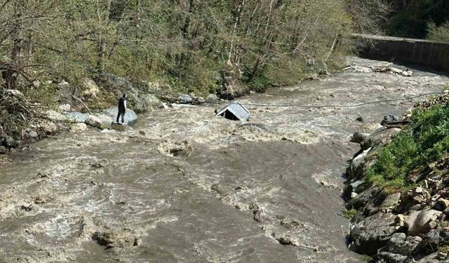 Giresun'da otomobil dereye uçtu: 1 kişi hayatını kaybetti