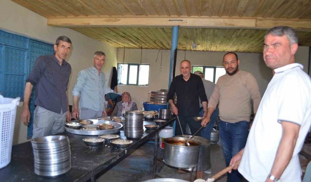 Gördes'te geleneksel köy hayrına yoğun katılım