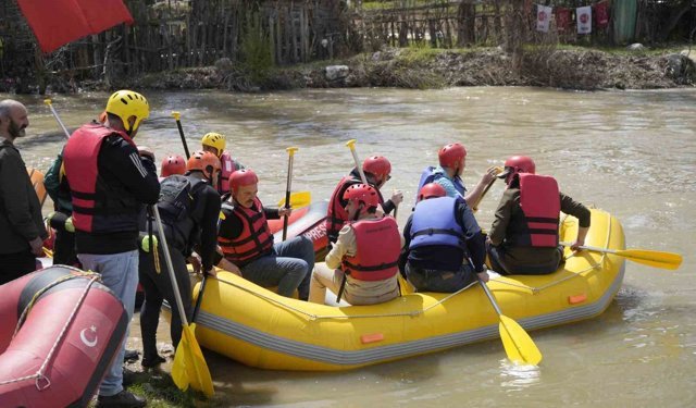 Gümüşhane'de Kelkit Çayı'nda rafting heyecanı
