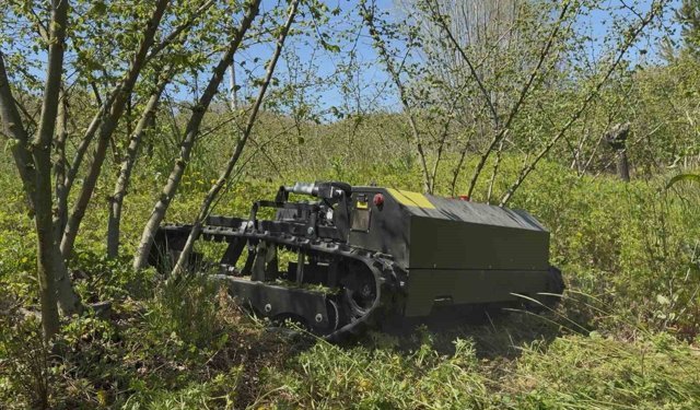 Günler süren işi 3 saatte bitiriyor, çiftçi ise hayretle izliyor