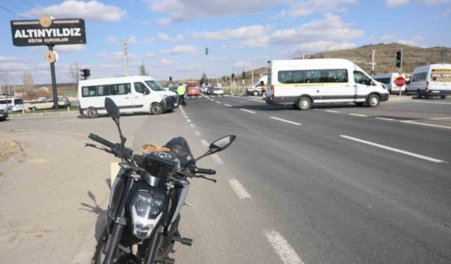 Hafif ticari araç kırmızı ışıkta bekleyen motosiklete çarptı: 2 yaralı