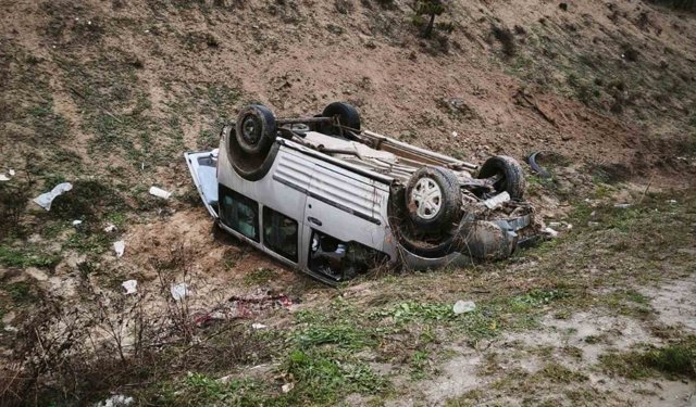 Hafif ticari araç takla attı: 4 yaralı