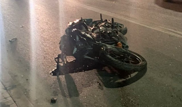 Hafif ticari araçla çarpışan motosiklet sürücüsü hayatını kaybetti