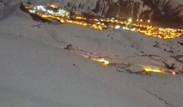 Hakkari'de masalsı şehir görüntüsü eşliğinde tilkilerin oyunu