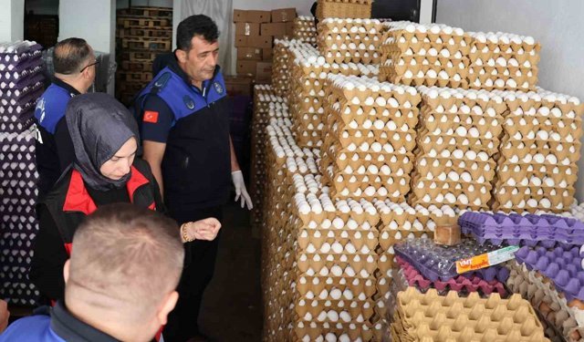 Haliliye'de sağlıksız depoya baskın: 5 bin koli yumurta imha edildi