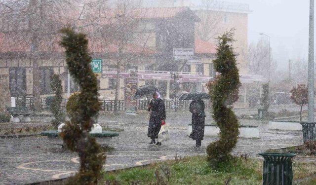 Harput'ta kar yağışı etkisini artırdı, tarihi mekanlar beyaza büründü